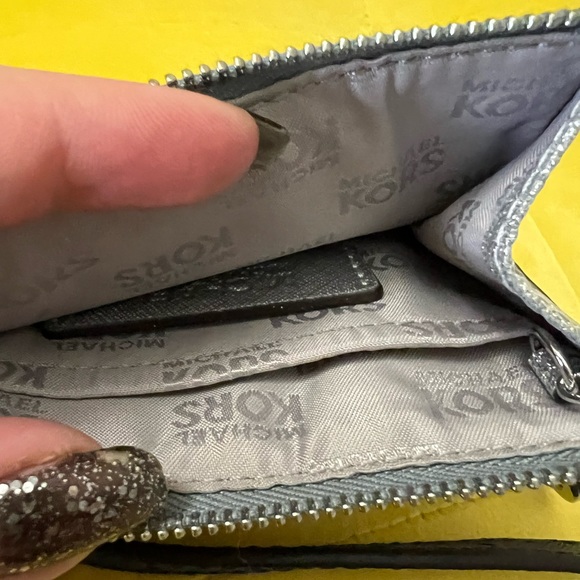 Michael kors Emmy cross body bag with matching wallet - Picture 7 of 11